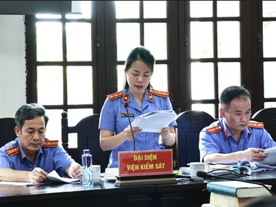 Đại diện Viện Kiểm sát Nhân dân tỉnh Lào Cai thực hành quyền công tố và kiểm sát xét xử tại phiên tòa.