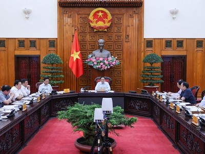 Thủ tướng Phạm Minh Chính chủ trì cuộc họp về việc triển khai dự án đường dây 500 kV mạch 3 Quảng Trạch-Phố Nối, các phương án bảo đảm cung ứng điện trong thời kỳ cao điểm năm 2024, 2025 và các năm tiếp theo. Ảnh: VGP