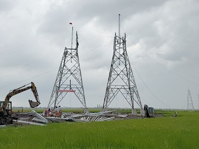 Kỹ sư, công nhân Công ty Truyền tải điện 1 tham gia dựng cột vị trí 17 Dự án đường dây 500kV NMNĐ Nam Định I - Thanh Hóa