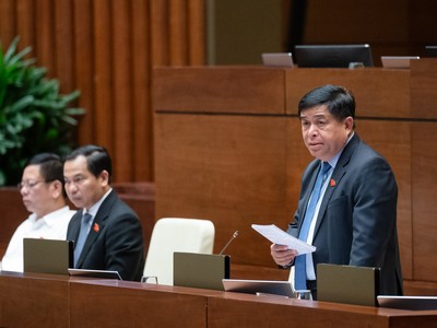 Bộ trưởng Nguyễn Chí Dũng báo cáo trước Quốc hội trong phiên làm việc chiều 25/5