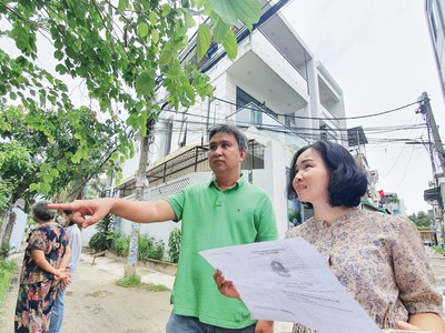 Vợ chồng anh Toàn đi xem nhà. Ảnh: Lê Toàn 