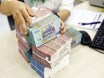 Lãi suất VND vẫn đang chênh lệch âm so với lãi suất USD. Ảnh: Đức Thanh