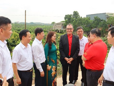 Doanh nghiệp trao đổi cùng lãnh đạo tỉnh Bắc Giang.