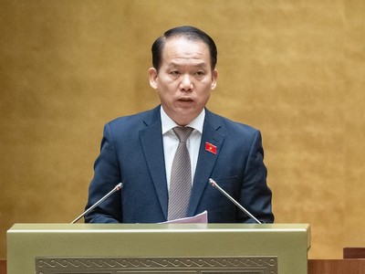 Chủ nhiệm Ủy ban Pháp luật Hoàng Thanh Tùng trình bày báo cáo. 