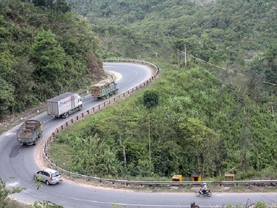 Đèo Khánh Lê nối Nha Trang - Đà Lạt có địa hình quanh co, hiểm trở, hay xảy ra sạt lở khi có mưa lớn kéo dài, gây cản trở lưu thông.