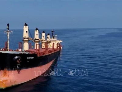 Tàu chở hàng neo gần bờ biển Yemen sau khi bị lực lượng Houthi tấn công ngày 18/2/2024. Ảnh (tư liệu): THX/TTXVN