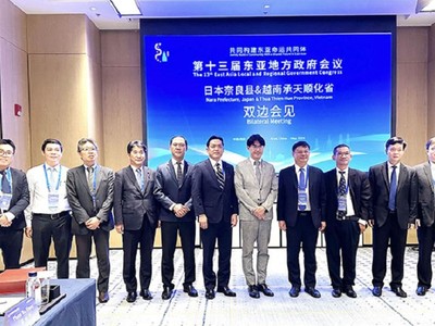 Đoàn công tác tỉnh Thừa Thiên Huế và tỉnh Nara - Nhật Bản chụp ảnh lưu niệm trong khuôn khổ Hội nghị chính quyền địa phương và khu vực Đông Á lần thứ 13 diễn ra tại thành phố Tây An, tỉnh Thiểm Tây, Trung Quốc. Ảnh: Thừa Thiên Huế