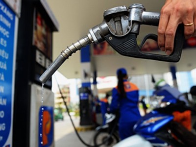 Giá xăng giảm gần 700 đồng/lít