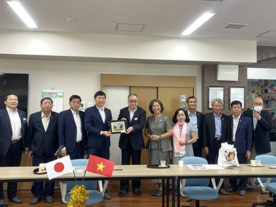 Chủ tịch UBND tỉnh Đồng Tháp Phạm Thiện Nghĩa thăm và tặng quà lưu niệm cho đại diện Công ty Phúc lợi Xã hội Aichi- Jikei Kai