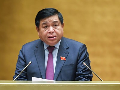  Bộ trưởng Bộ Kế hoạch và Đầu tư Nguyễn Chí Dũng trình bày báo cáo.