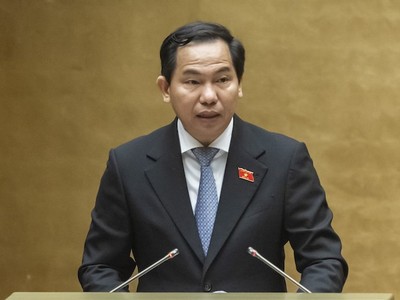 Chủ nhiệm Uỷ ban Tài chính – Ngân sách Lê Quang Mạnh trình bày báo cáo thẩm tra. 