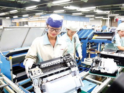 Các doanh nghiệp chế xuất đang lo ngại với quy định thuế GTGT mới. Trong ảnh: Sản xuất tại Công ty Canon Việt Nam. Ảnh: Đ.T