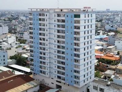 Chung cư Nguyễn Quyền có diện tích khu đất 628m2, quy mô 156 căn hộ, bắt đầu xây dựng năm 2009 và đưa vào sử dụng năm 2013 khi chưa được nghiệm thu phòng cháy.
