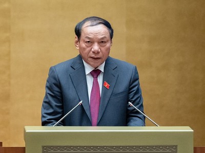  Bộ trưởng Bộ Văn hóa, Thể thao và Du lịch Nguyễn Văn Hùng trình bày tờ trình (Ảnh Media.quochoi) 