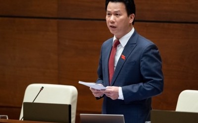 Bộ trưởng Bộ Tài nguyên và Môi trường Đặng Quốc Khánh là người đăng đàn trả lời chất vấn đầu tiên tại Kỳ họp thứ 7.