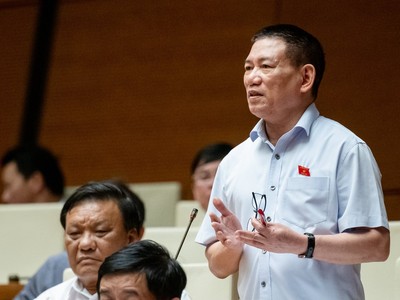 Bộ trưởng Bộ Tài chính Hồ Đức Phớc (Ảnh: Quốc hội).