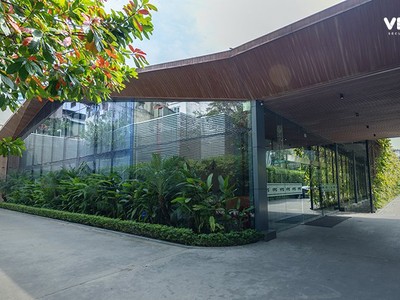 Khuôn viên phủ xanh tại văn phòng Hội sở VPS