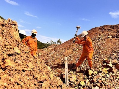 Các đoàn viên thanh niên EVN tiên phong xung kích đã tham gia "vượt nắng thắng mưa" trên công trường