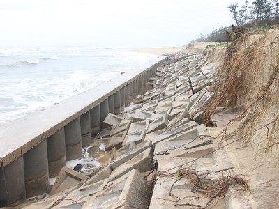 Bờ kè ở biển Tam Thanh (Quảng Nam) bị sóng đánh sạt lở, sụt lún nghiêm trọng trong năm 2023.