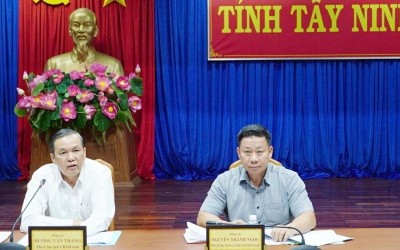 Lãnh đạo UBND tỉnh dự phiên họp giao ban đánh giá tình hình thực hiện kế hoạch đầu tư công. (Ảnh: Nhi Trần)