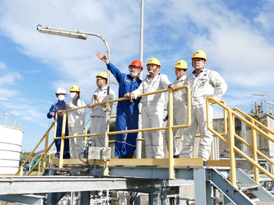 Tác giả Bùi Quốc Phong (đội mũ đỏ) báo cáo về việc cải hoán tối ưu hệ thống xử lý nước thải tại NMLD Dung Quất với Đoàn Giám sát Môi trường (Bộ Tài nguyên và Môi trường)