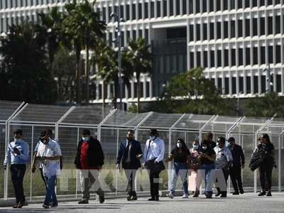 Người lao động xếp hàng chờ xin việc tại hội chợ việc làm ở bang California, Mỹ. Ảnh: AFP/TTXVN