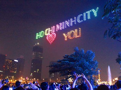 Người dân TP.HCM thích thú với màn trình diễn nghệ thuật của 1.100 drone