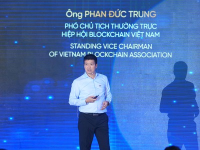 Ông Phan Đức Trung, Phó Chủ tịch Thường trực Hiệp hội Blockchain Việt Nam (VBA) đang chia sẻ về bức tranh toàn cảnh ngành blockchain Việt Nam và toàn cầu đang thay đổi theo hướng tập trung vào ứng dụng và tác động thực tế tới nền kinh tế
