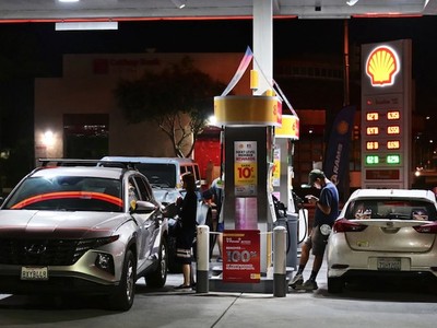 Một trạm xăng dầu ở bang California, Mỹ. Ảnh: AFP