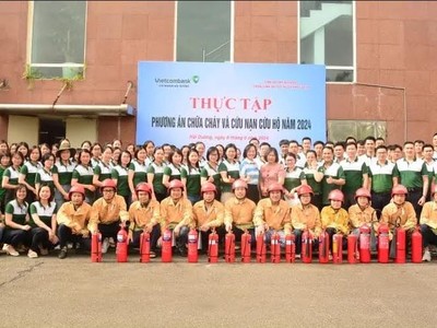 Tập thể cán bộ và lực lượng bảo vệ tại Vietcombank Hải Dương tham gia thực tập công tác PCCC & CNCH