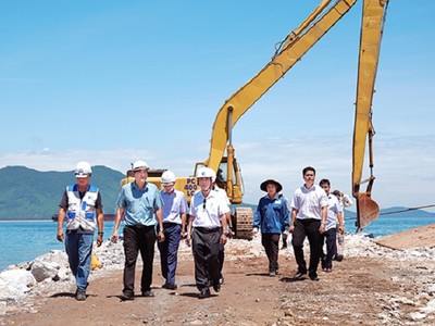 Lãnh đạo tỉnh Thừa Thiên Huế kiểm tra thực tế Dự án Đê chắn sóng cảng Chân Mây giai đoạn 2 tại xã Lộc Vĩnh, huyện Phú Lộc. Ảnh: T.T.H