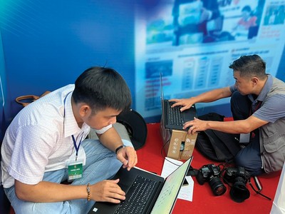 Phóng viên báo chí nhiều lúc còn kiêm thêm những công việc “không tên”