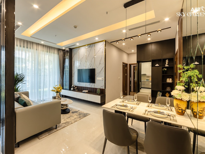 Căn hộ thiết kế theo chiều ngang đảm bảo 100% phòng khách, phòng ngủ, logia giặt phơi có ánh sáng tự nhiên và gắn kết với thiên nhiên bên ngoài giúp không khí trong nhà luôn trong lành, thông thoáng. Ảnh chụp căn hộ mẫu 2 phòng ngủ dự án A&T Sky Garden do chủ đầu tư cung cấp. 