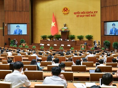 Quốc hội nghe Chủ nhiệm Uỷ ban Kinh tế Vũ Hồng Thanh báo cáo thẩm tra.