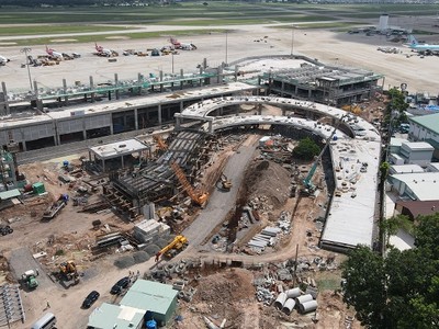 Nhà thầu đang lắp đặt kết cấu khung thép cho phần mái của nhà ga T3, Sân bay Tân Sơn Nhất- Ảnh: Lê Minh