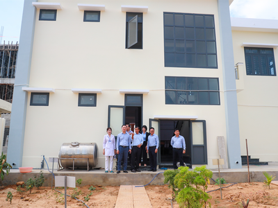 Ban lãnh đạo BSR tham quan cơ sở vật chất và vườn trồng cây thuốc nam của Trạm Y tế phường Nguyễn Nghiêm.