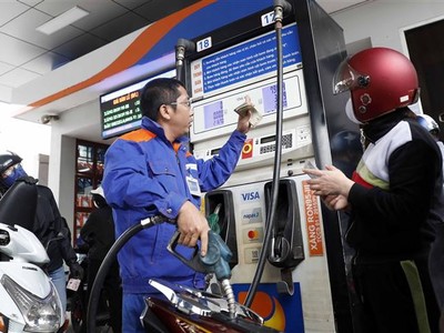 Xăng, dầu đồng loạt tăng giá từ chiều 20/6. Ảnh: TTXVN