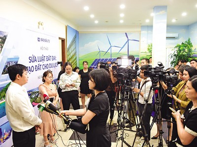 Báo chí tác nghiệp tại một sự kiện do Báo Đầu tư tổ chức. Ảnh: Đức Thanh