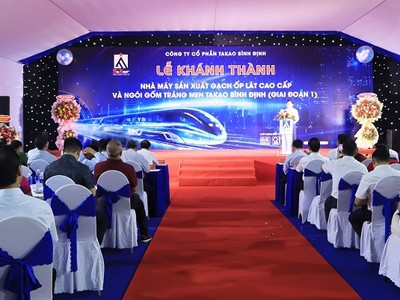 Các đại biểu thực hiện nghi thức cắt băng khánh thành dự án. Ảnh: Thùy Trang.