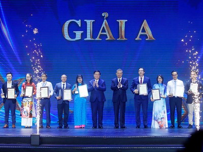 Chủ tịch nước Tô Lâm và Trưởng Ban Tuyên giáo Trung ương Nguyễn Trọng Nghĩa trao Giải A Giải Báo chí Quốc gia lần thứ XVIII cho các tác giả. Nhà báo Lê Thị Thanh Hà, Chi hội Báo Đầu tư - tác giả của loạt bài 5 kỳ, đứng thứ 5 từ trái sang. (Ảnh: Đức Thanh)