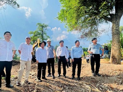 Ông Đoàn Quốc Sử, Chủ tịch UBND huyện Vĩnh Thạnh (bìa trái) cùng lãnh đạo TP. Cần Thơ khảo sát tiến độ triển khai Dự án Khu công nghiệp Vĩnh Thạnh (VSIP Cần Thơ) giai đoạn I