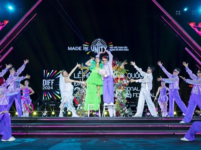 Phần trình diễn ca nhạc mở màn.