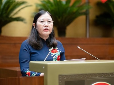 Chủ nhiệm Ủy ban Tư pháp Lê Thị Nga trình bày báo cáo tiếp thu, giải trình.