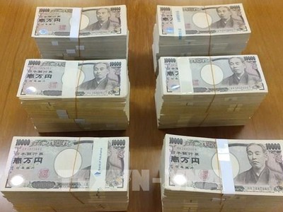 Đồng tiền mệnh giá 10.000 yen tại thành phố Yokosuka, quận Kanagawa (Nhật Bản). Ảnh: AFP/TTXVN