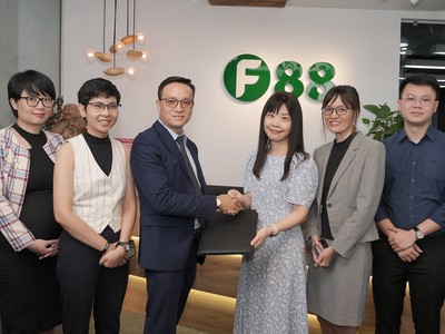 Ông Trần Đức Vinh, Giám đốc khối Tư vấn Tài chính, KPMG Việt Nam và bà Trần Mai Thảo, Giám đốc Tài chính F88 công bố chương trình hợp tác giữa hai bên