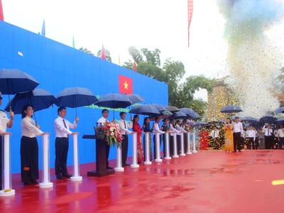 Các đại biểu thực hiện nghi thức Lễ công bố lối thông quan Bắc Phong Sinh (Việt Nam) - Lý Hỏa (Trung Quốc) tại cửa khẩu Bắc Phong Sinh (Hải Hà, Quảng Ninh, Việt Nam). Ảnh: Báo Quảng Ninh