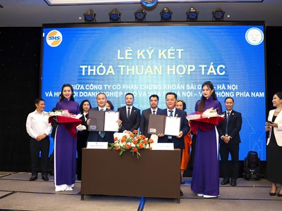 Ông Phạm Thanh Vũ, Giám đốc Chi nhánh Chứng khoán SHS tại TP HCM (trái) và ông Từ Nguyên Bình, Phó chủ tịch HanoiSME (phải) cùng ký Thỏa thuận hợp tác 