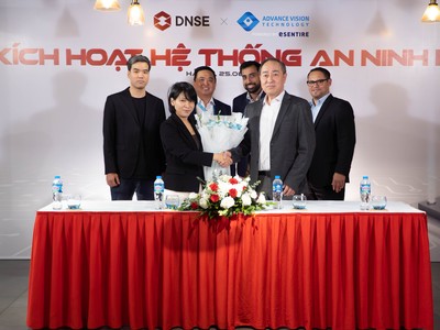 Bà Phạm Thị Thanh Hoa, Tổng Giám đốc DNSE và ông Huỳnh Phước Hồng, Giám đốc điều hành AVTech (hàng trên) và đại diện 2 đơn vị tại Lễ kích hoạt hệ thống an ninh mạng