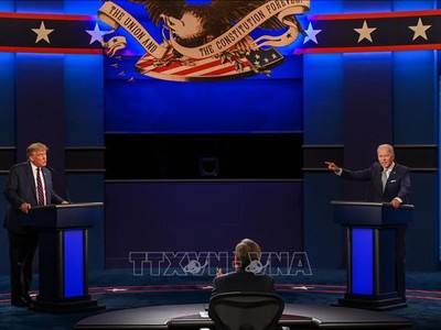 Ông Donald Trump và đối thủ Joe Biden tại cuộc tranh luận trực tiếp lần thứ nhất ở thành phố Cleveland, bang Ohio tháng 9/2020. Ảnh: AFP/TTXVN