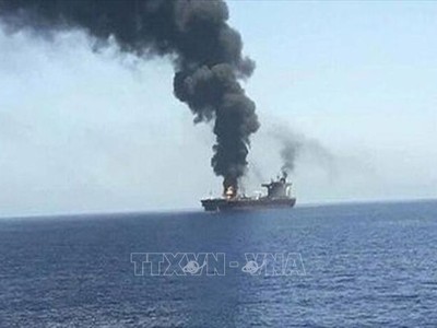 Một con tàu bị lực lượng Houthi tấn công. Ảnh: IRNA/TTXVN